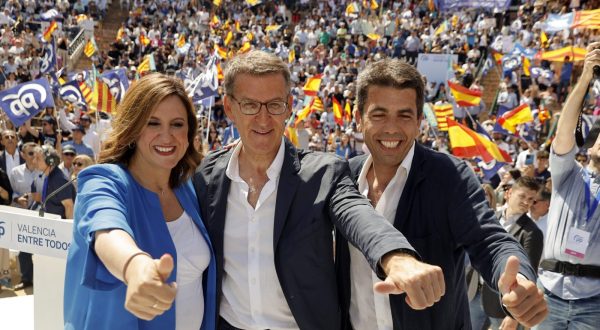 epa10643251 President of the People's Party (PP) Alberto Nunez Feijoo (C) attends a political rally at the bullring in Valencia, Spain, 21 May 2023, with PP's candidate to regional Presidency Carlos Mazon (R) and candidate to the Town Hall in Valencia Maria Jose Catala (L). Spain is holding local and regional elections throughout the country next 28 May 2023.  EPA/KAI FORSTERLING