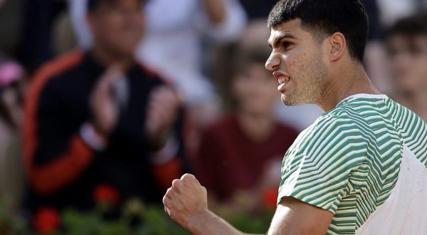 epa10662382 Carlos Alcaraz of Spain reacts as he plays Flavio Cobolli of Italy in their Men's Singles first round match during the French Open Grand Slam tennis tournament at Roland Garros in Paris, France, 29 May 2023.  EPA/CHRISTOPHE PETIT TESSON