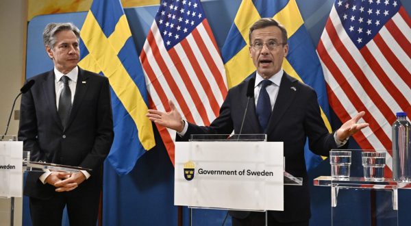 epa10663654 US Secretary of State Antony Blinken (L) and Sweden's Prime Minister Ulf Kristersson (R), during a press meeting at F 21 air fleet, Kallaxheden in Lulea, Sweden, 30 May 2023. 
Sweden's EU presidency arranges a meeting of the trade and technology council between the EU and the US in Lulea.  EPA/Jonas Ekströmer SWEDEN OUT