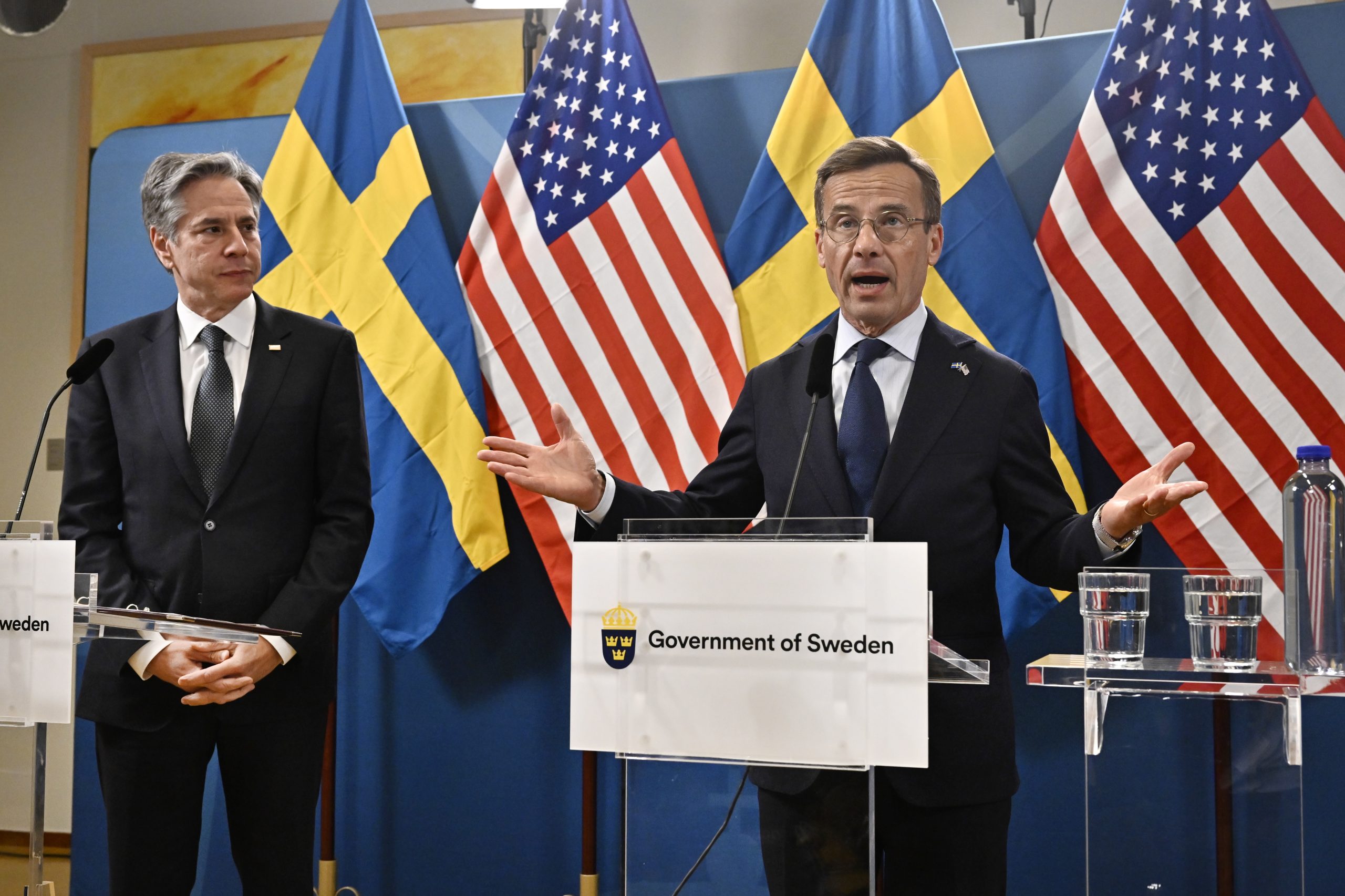 epa10663654 US Secretary of State Antony Blinken (L) and Sweden's Prime Minister Ulf Kristersson (R), during a press meeting at F 21 air fleet, Kallaxheden in Lulea, Sweden, 30 May 2023. 
Sweden's EU presidency arranges a meeting of the trade and technology council between the EU and the US in Lulea.  EPA/Jonas Ekströmer SWEDEN OUT