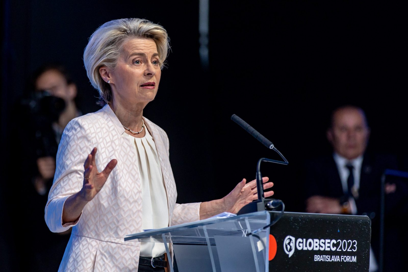 epa10664451 President of the European Commission Ursula Von Der Leyen attends a session titled 'A More United Europe after Ukraine' at GLOBSEC Security Forum in Bratislava, Slovakia, 31 May 2023.  EPA/MARTIN DIVISEK