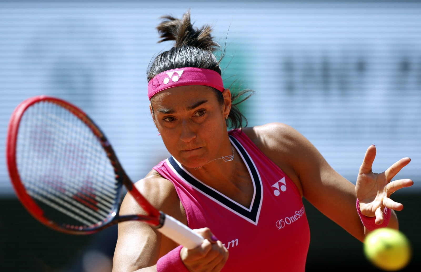 epa10664614 Caroline Garcia of France plays Anna Blinkova in their Women's Singles second round match during the French Open Grand Slam tennis tournament at Roland Garros in Paris, France, 31 May 2023.  EPA/YOAN VALAT