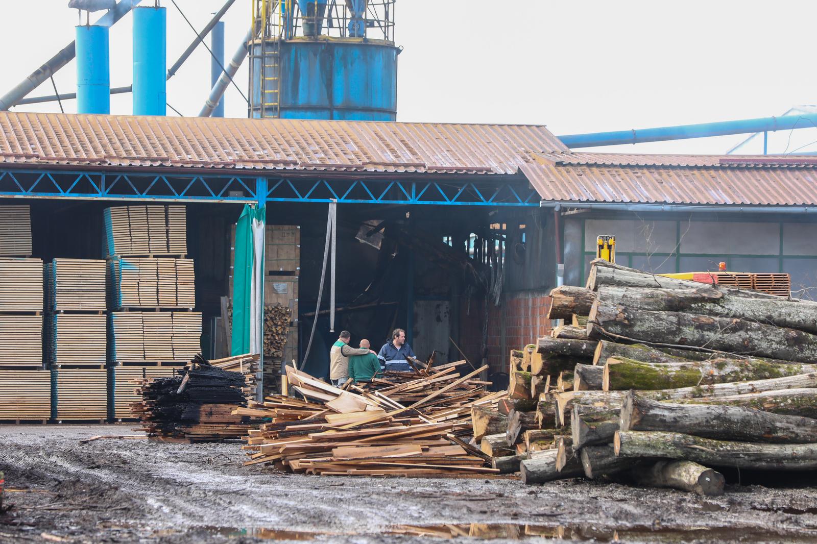01.04.2023., Mraclin - U pozaru je izgorio pogon tvornice parketa Galekovic. Ministarstvo poljoprivrede u ponedjeljak je objavilo natječaj za dodjelu potpora male vrijednosti za poticanje razvoja poduzetnika koji obavljaju djelatnosti prerade drva i proizvodnje namještaja na području RH za 2023. godinu, vrijedan ukupno 3,98 milijuna eura.

Dodjeljivat će se bespovratna namjenska sredstva potpora male vrijednosti za ulaganje u proizvodnu tehnologiju i postrojenja, proizvodno-poslovni objekt, informacijsku i komunikacijsku tehnologiju i promotivne aktivnosti.

Intenzitet potpore je 70 posto od ukupno prihvatljivog troška, a najviši iznos po korisniku je sto tisuća eura za ulaganje u proizvodnu tehnologiju i postrojenja te proizvodno-poslovni objekt te 30 tisuća eura za ulaganje u informacijsku i komunikacijsku tehnologiju i 50 tisuća za promotivne aktivnosti.

Gornja granica potpore male vrijednosti koja se dodjeljuje jednom poduzetniku ne smije prelaziti dvjesto tisuća eura u tekućoj te tijekom prethodne dvije fiskalne godine.

Rok za podnošenje prijave počinje teći 1. lipnja i traje do 20. lipnja u 10 sati.
