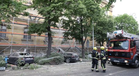 Srušio se dio zgrade u centru Zagreba, ljudi se razbježali, smrskano nekoliko automobila