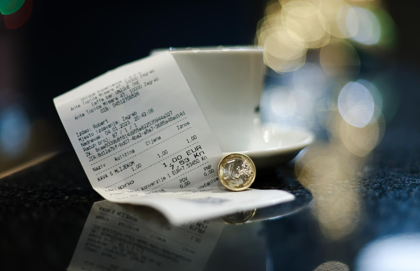 04.01.2023., Zagreb - Caffe bar Unique one na zagrebackoj Malesnici sve kave naplacuje 1 euro. Ovaj novootvoreni lokal tako je umjesto pocetnih 1.33 € za obicnu kavu, sto bi bilo ekvivalent prema srednjem tecaju, cijenu najprodavanijeg pica zaokruzio na nizu. Jos je zanimljivije sto se za cijenu od jednog eura ovdje moze popiti i kava s mlijekom kao i cappuccino a takve cijene ce drzati i dalje te ih za sada nemaju namjeru povisivati. Vlasnik Ivan Belko istice da su oni prije svega mali obiteljski kafic u Zagrebackom kvartu Malesnica.
 Da im je cilj poslovanja biti Unique ili jedinstveni. Prije svega zele da se gosti kafica osjecaju ugodno i dobrodoslo. Takodjer zele da njihovo osoblje kao i njihove obitelji imaju redovita i prihvatljiva primanja kao i dovoljno slobodnog vremena za sebe i obitelj. Sto se tice cijene kave od 1 eura, smatra da je to realno i da si to svatko moze priustiti. Nadalje spominje da je vecina iskoristila ovaj prelazak u euro za nerealna poskupljenja. Gosti su njih zadovoljni cijenom i kvalitetom kave i usluge. Za kraj zaposlenici kafica: Petra Seper i Robert pozivaju sve koji mogu neka navrate do Malesnice na kavu za jedan euro i da se sad sami uvjerie u kvalitetu kave te da im svakako kazu jel valja! Photo: Sanjin Strukic/PIXSELL