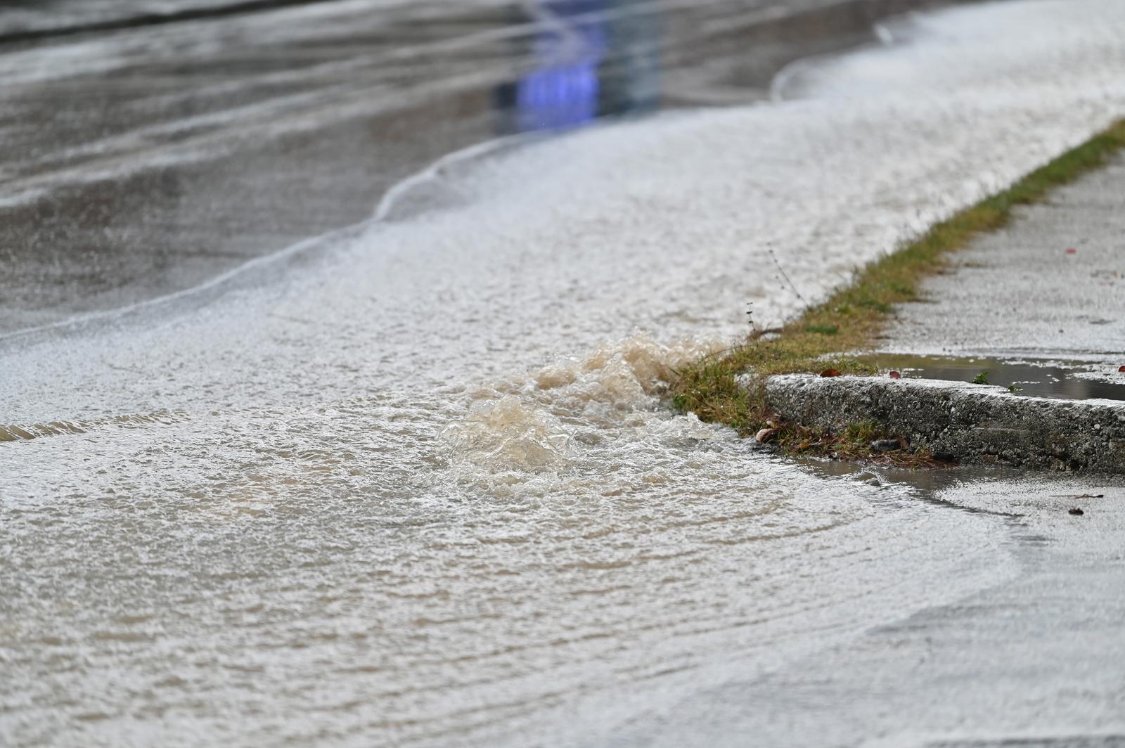 08.12.2022., Makarska - Zbog obilne kise potopljene su ceste u Makarskoj sto otezava promet Photo: Matko Begovic/PIXSELL