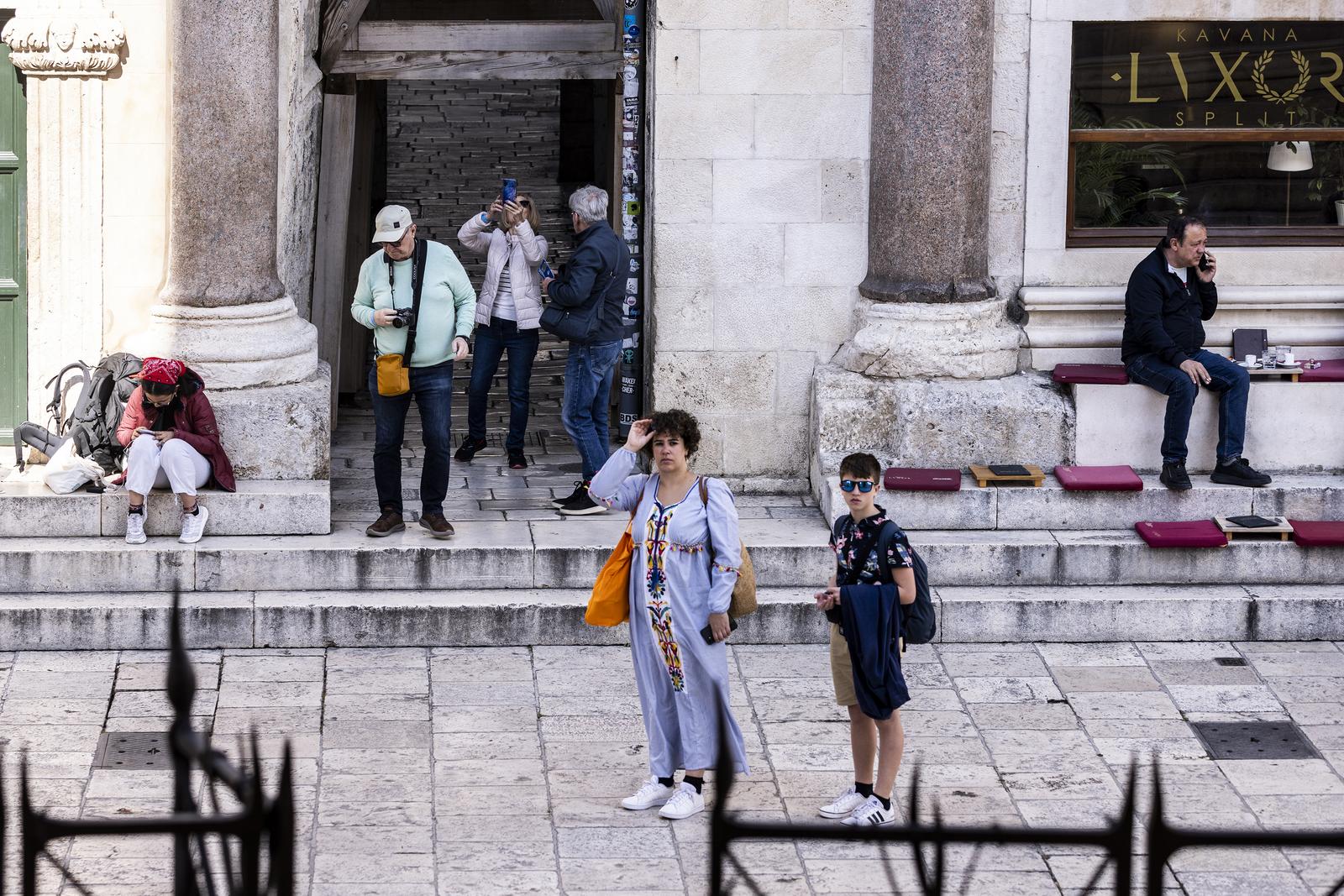 09.04.2023., Split - Na suncani Uskrsnji dan u Splitu na ulicama se nalaze tek manje grupe turista koje uzivaju u travanjskom suncu. Photo: Milan Sabic/PIXSELL