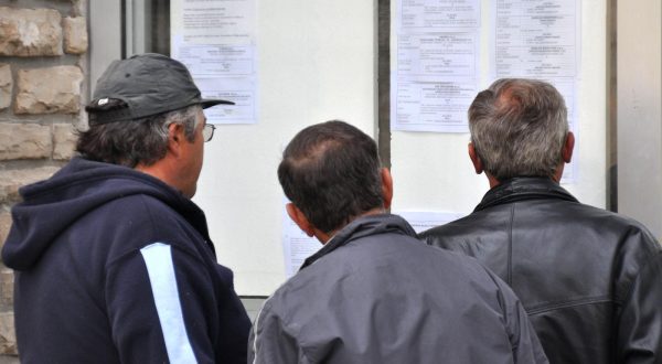 14.05.2012., Pula - Gradjani ispred burze rada gledaju liste sa ponudjenim zaposlenjima."nPhoto: Dusko Marusic/PIXSELL"n"n"n