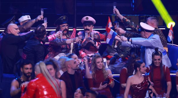 13.05. 2023., Liverpool, Engleska -  Finale  67. Eurosonga. Let 3 nastupio u finalu Eurosonga s pjesmom Mama SC. Clanovi grupe nazdravljaju nakon nastupa. Photo: Sanjin Strukic/PIXSELL