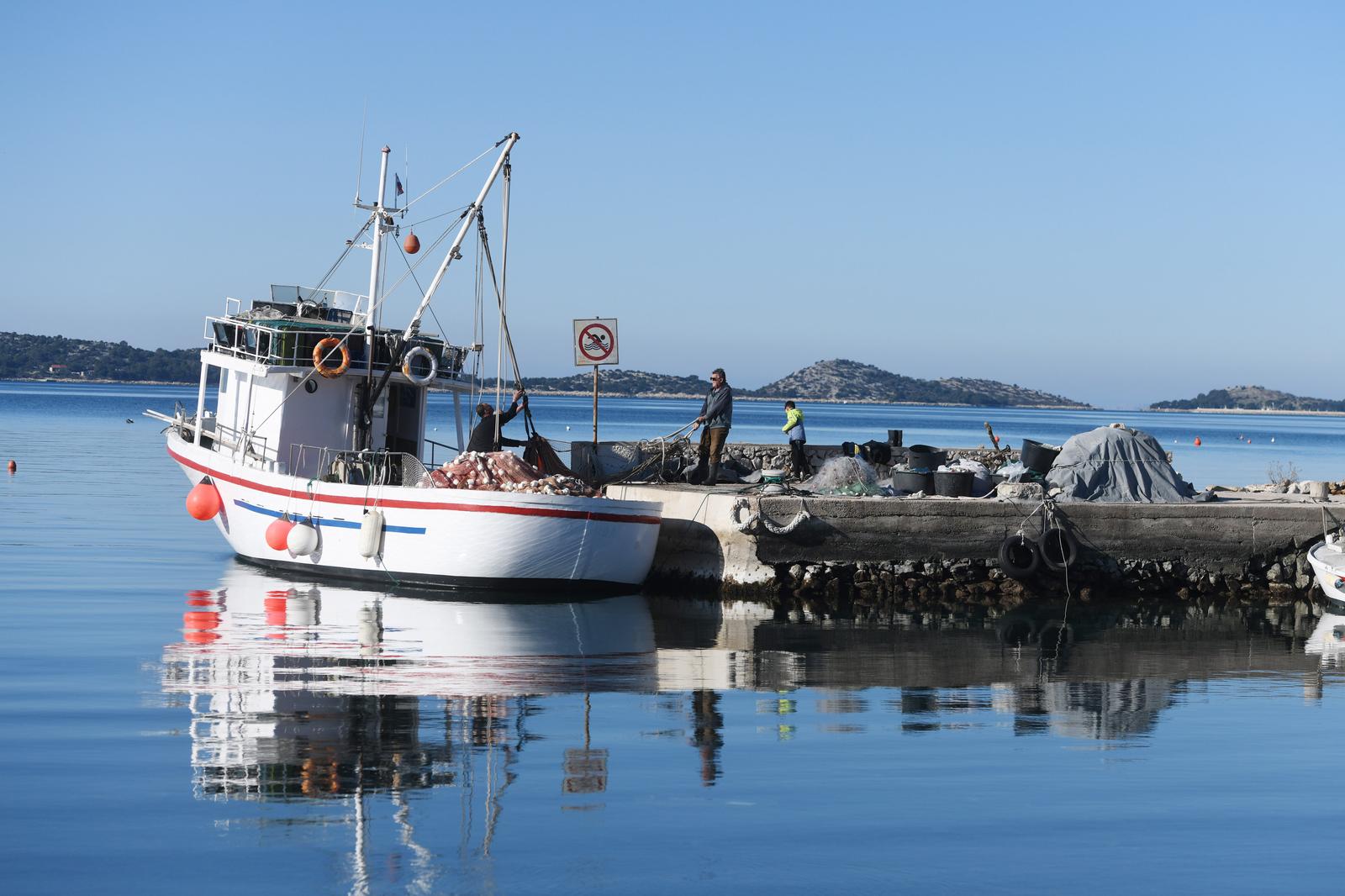 14.02.2023., Srima - Lijep i suncan dan ribari u Srimi iskoristili za slaganje mreza. Photo: Hrvoje Jelavic/PIXSELL