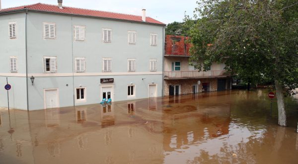 15.05.2023., Obrovac - Zbog obilne kise doslo je do prelijevanja rijeke Zrmanje preko zastitnog zida.  Photo: Sime Zelic/PIXSELL