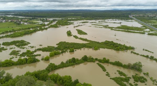 17.05.2023., Karlovac - Zracna fotografija na rijek uKoranu i njen visok vodostaj zbog cega se izlila iz korita. Photo: Luka Stanzl/PIXSELL