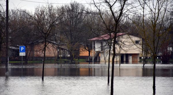 24.01.2023., Slavonski Brod - Sava se zbog obilnih oborina proteklih dana i visokog vodostaja izlila iz korita i poplavila Spotrsko-rekreacijski centar Poloj.