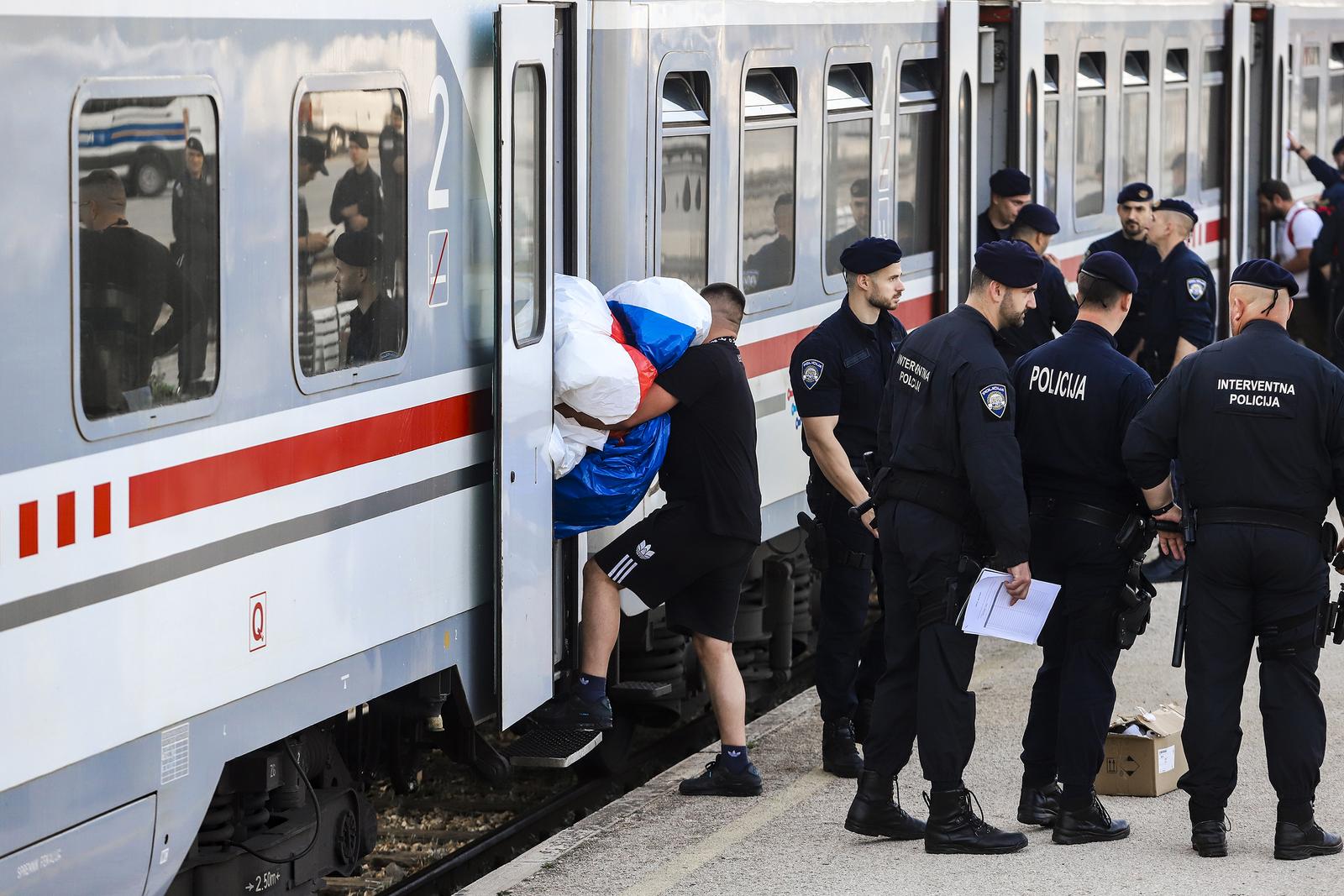 24.05.2023., Split - Bili vlak s navijacima Hajduka na putu za finale kupa u Rijeci. Photo: Milan Sabic/PIXSELL