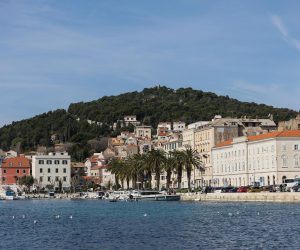 26.03.2023., Split - Suncano i toplo vrijeme privuklo je brojne gradjane i turiste na Splitsku nedjeljnu spicu.  Photo: Luka Stanzl/PIXSELL