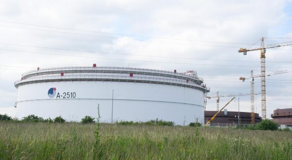 27.05.2020., Sisak - Izgradnja novih, pokraj postojecih naftnih rezervoara, na JANAF-ovom Terminalu Sisak.rPhoto: Nikola Cutuk/PIXSELL