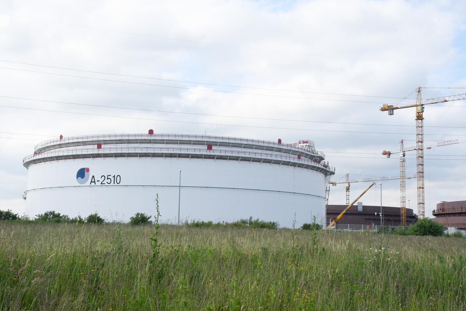 27.05.2020., Sisak - Izgradnja novih, pokraj postojecih naftnih rezervoara, na JANAF-ovom Terminalu Sisak.rPhoto: Nikola Cutuk/PIXSELL