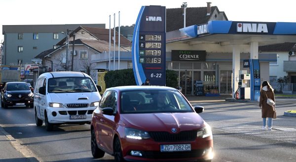 28.03.2023., Zagreb - Od danas na benzinskim postajama ponovno pojeftinjuje gorivo. Benzin ce se prodavati za 1.39 eura po litri, sto je jedan cent jeftinije nego protekla dva tjedna. Dizel ce pak pojeftiniti za 6 centi po litri, bas kao i plavi dizel. Photo: Marko Lukunic/PIXSELL