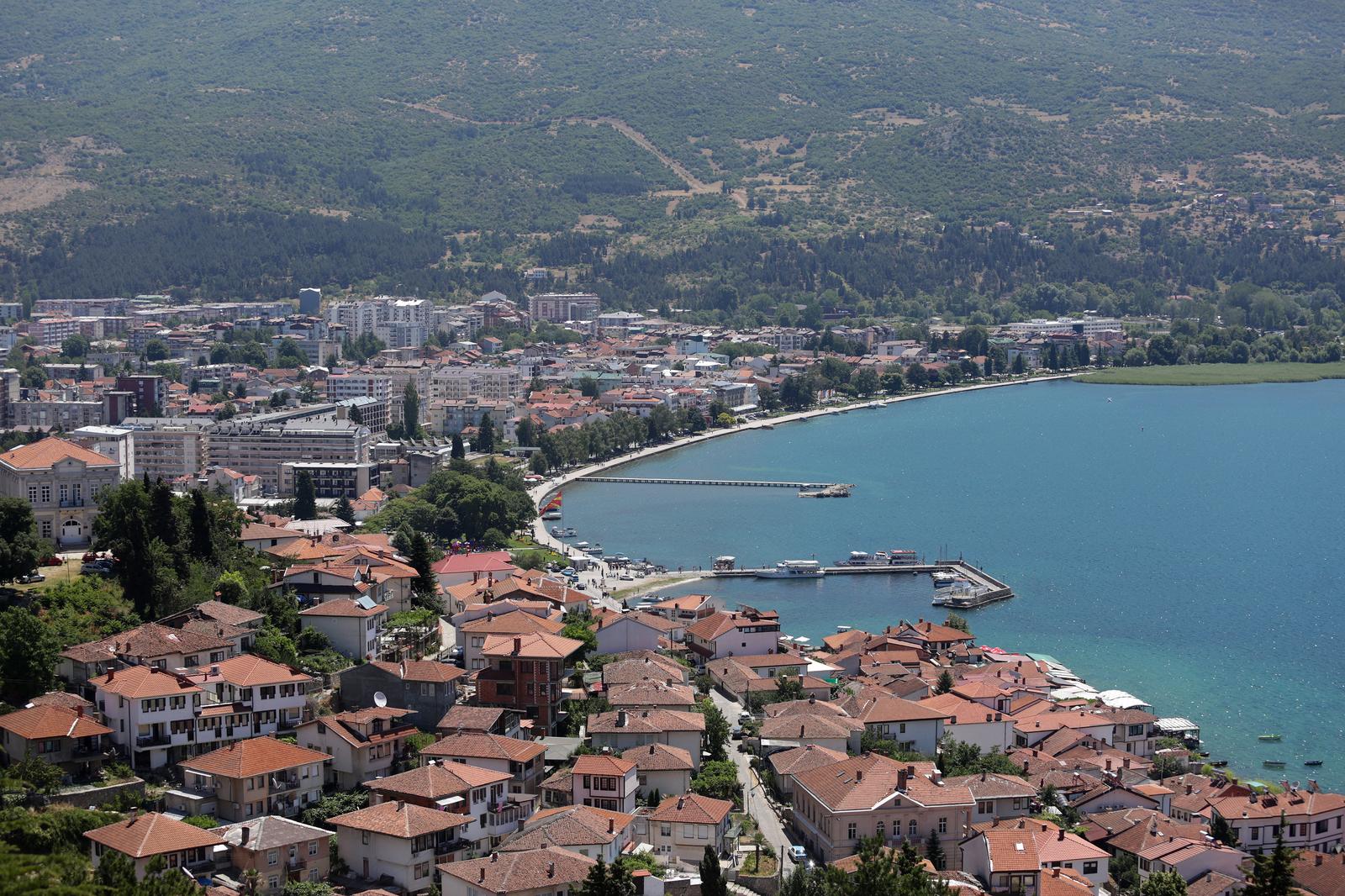 05.07.2017., Ohrid, Makedonija -   Ohridsko jezero je pogranicno jezero na granici izmedju Albanije i Makedonije. Najdublje je balkansko i jedno od najdubljih i po nastanku, najstarijih jezera Europe i nalazi se na nadmorskoj visini od 695 metara sa subinom od 288 metara i prosjecne dubine od 155 metara.  Maksimalne duzine je 30,4 km i sirine od oko 14,8 km. Duzina obale iznosi 87,53 km, od cega je 56,02 km makedonske i 31,51 km albanske obale. Ohrid je grad na jugozapadu Republike Makedonije, na sjeveroistocnoj obali Ohridskog jezera. Grad Ohrid je sjediste opcine Ohrid koja se sastoji od grada Ohrida i jos 28 sela koji zajedno imaju oko 55.000 stanovnika. Grad se prostire po Ohridskom polju, a njegova povijesna jezgra nalazi se na osamljenoj vapnenackoj hridi, visokoj 792 m, koja poput rta ulazi u Ohridsko jezero. Od 1980. godine grad Ohrid i Ohridsko jezero nalaze se na popisu UNESCO-ve Svjetske bastine kao spomenik kulture i spomenici prirode. "nPhoto: Luka Stanzl/PIXSELL