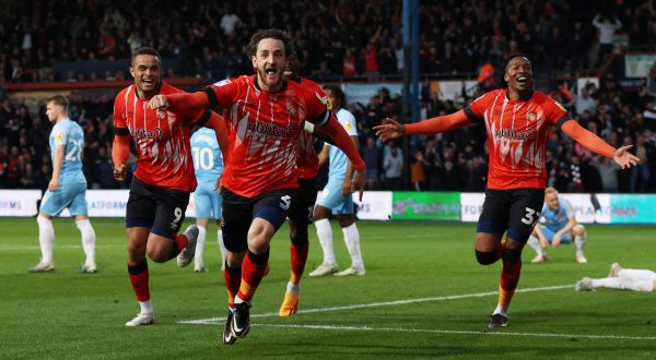 Soccer Football - Championship - Play-off - Semi Final - Second Leg - Luton Town v Sunderland - Kenilworth Road, Luton, Britain - May 16, 2023 Luton Town's Tom Lockyer celebrates scoring their second goal with teammates Action Images via Reuters/Lee Smith EDITORIAL USE ONLY. No use with unauthorized audio, video, data, fixture lists, club/league logos or 'live' services. Online in-match use limited to 75 images, no video emulation. No use in betting, games or single club /league/player publications.  Please contact your account representative for further details.     TPX IMAGES OF THE DAY Photo: Lee Smith/REUTERS