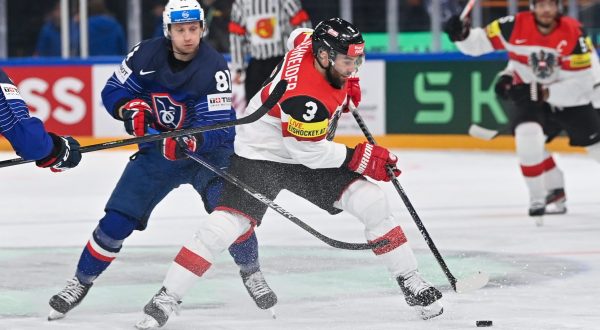 epa10624581 Peter Schneider (R) of Austria and Anthony Rech of France fight for the puck during the IIHF 2023 Ice Hockey World Championship first round group A match between France and Austria in Tampere, Finland, 13 May 2023.  EPA/Tibor Illyes HUNGARY OUT