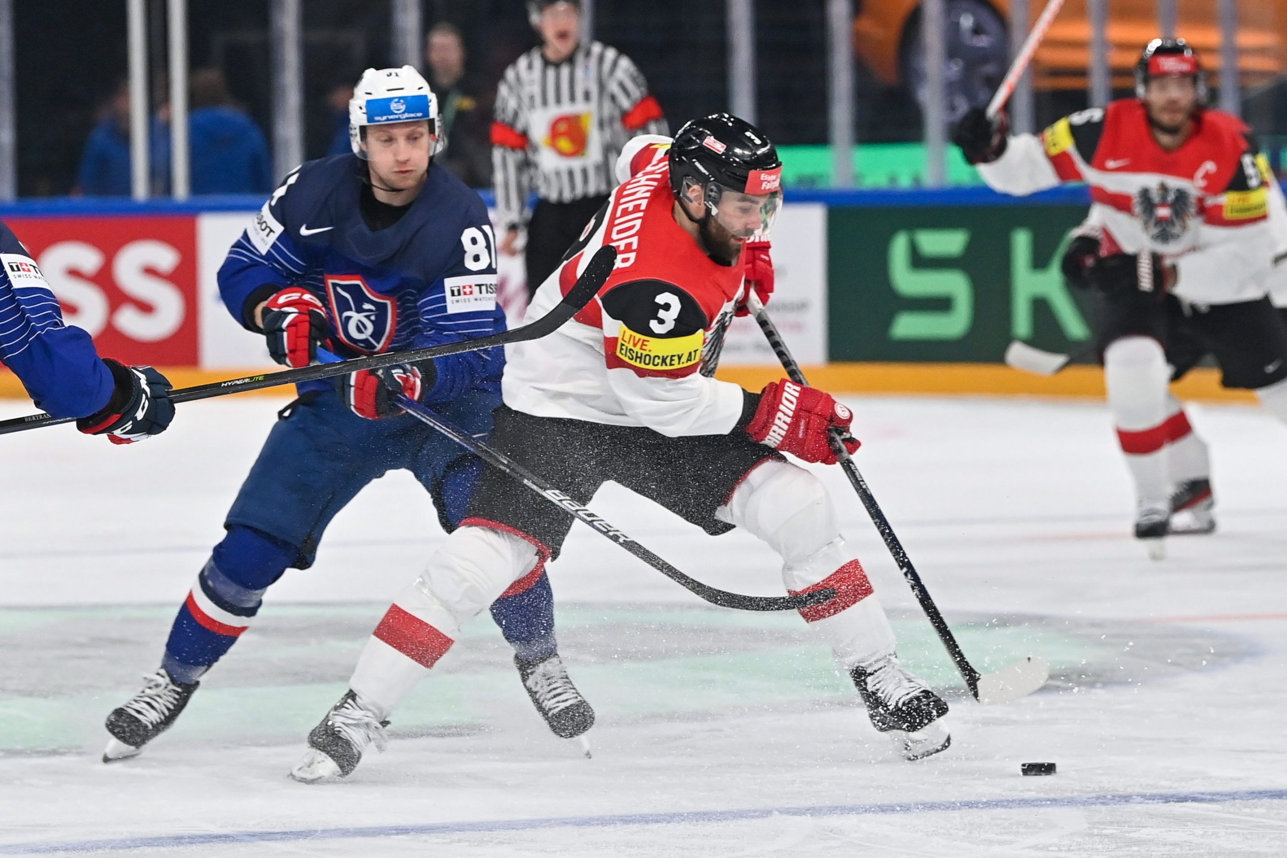 epa10624581 Peter Schneider (R) of Austria and Anthony Rech of France fight for the puck during the IIHF 2023 Ice Hockey World Championship first round group A match between France and Austria in Tampere, Finland, 13 May 2023.  EPA/Tibor Illyes HUNGARY OUT
