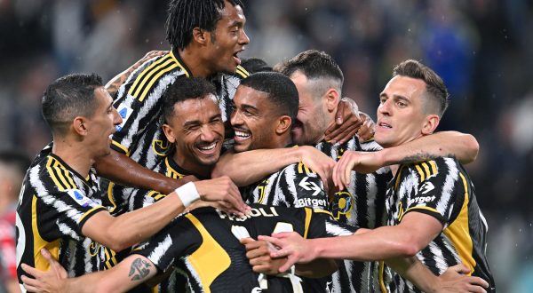 epa10628601 Juventus' Gleison Bremer celebrates with teammates after scoring the 2-0 lead during the Italian Serie A soccer match Juventus FC vs US Cremonese at the Allianz Stadium in Turin, Italy, 14 May 2023.  EPA/ALESSANDRO DI MARCO