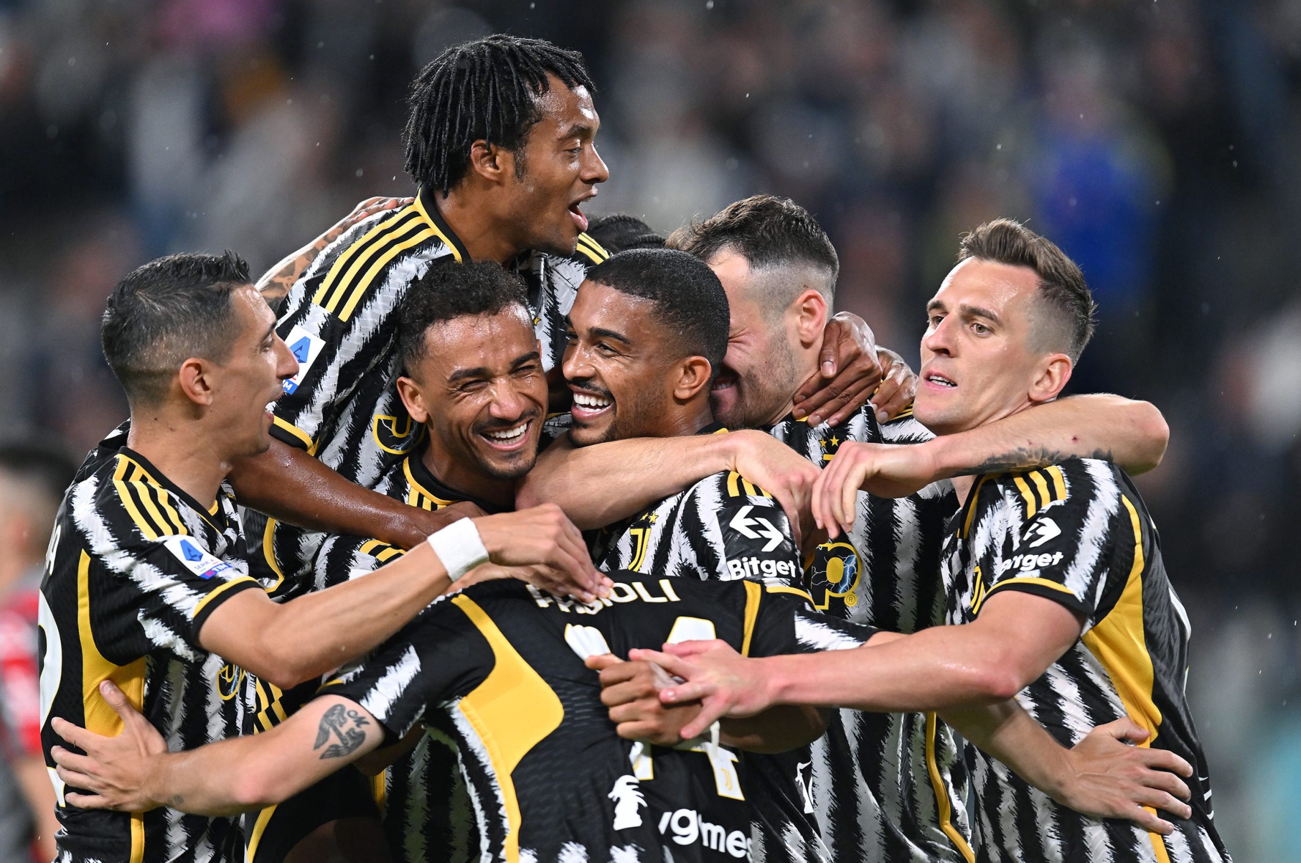 epa10628601 Juventus' Gleison Bremer celebrates with teammates after scoring the 2-0 lead during the Italian Serie A soccer match Juventus FC vs US Cremonese at the Allianz Stadium in Turin, Italy, 14 May 2023.  EPA/ALESSANDRO DI MARCO
