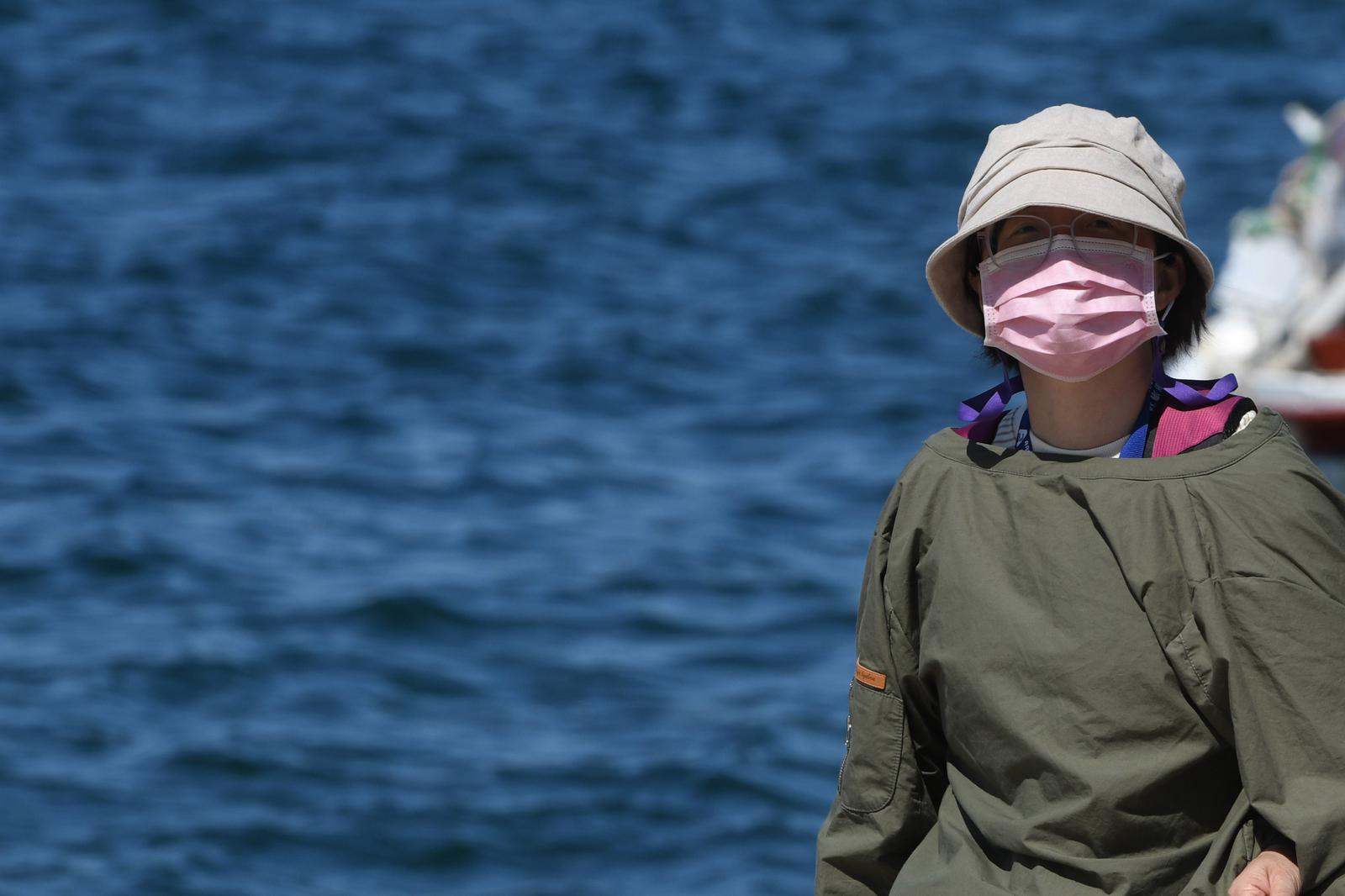 28.04.2023., Sibenik - Untoc velikom smanjenju pandemije koronavirusa turisti iz Azije jos uvijek i na otvorenom prostoru nose zastitne maske.
 Photo: Hrvoje Jelavic/PIXSELL