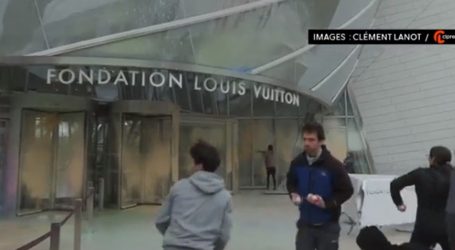 Bojom zašpricana zgrada Luisa Vuittona u Parizu. “Kada se Francuzi zbog inflacije odriču jednog obroka u danu, bogatstvo velikih kompanija je neumjesno”