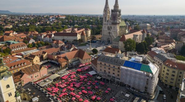 24.09.2022., Zagreb - Fotografija iz zraka trznice Dolac i katedrale. Dolac je uvijek zivotopisan i pun boja. Photo: Slaven Branislav Babic/PIXSELL