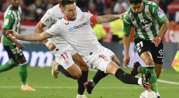 epa10644674 Sevilla's Ivan Rakitic (C) and Betis' Ayoze Perez (R) in action during the Spanish LaLiga soccer match between Sevilla FC and Real Betis in Seville, Spain, 21 May 2023.  EPA/Raul Caro