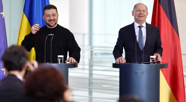 epa10626893 Ukrainian President Volodymyr Zelensky (L) and German Chancellor Olaf Scholz (R) share a laugh during a joint press conference following their meeting at the Chancellery in Berlin, Germany, 14 May 2023. It is the first time Zelensky visits Germany since the start of the Russian invasion of Ukraine in February 2022.  EPA/HANNIBAL HANSCHKE
