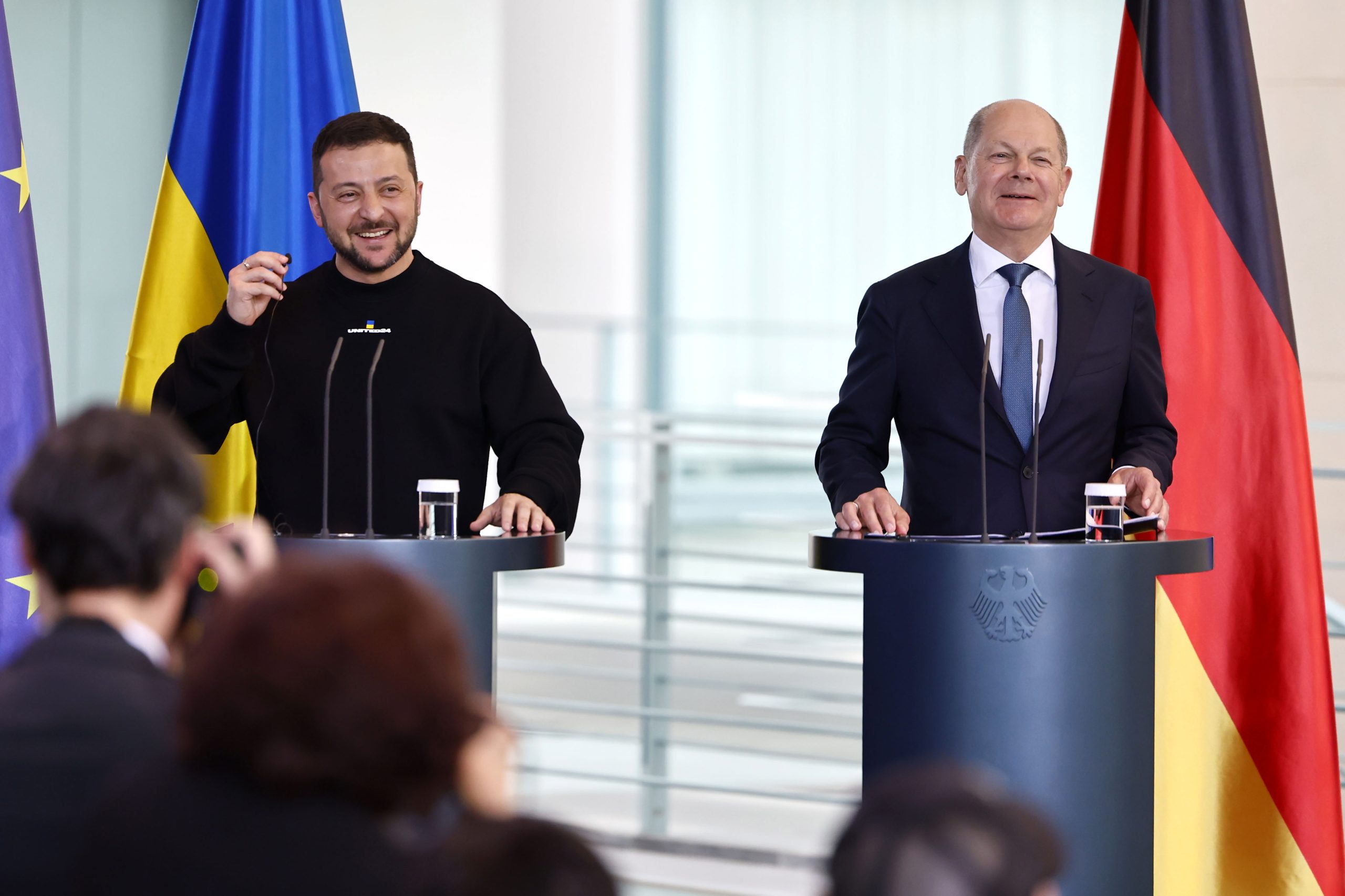 epa10626893 Ukrainian President Volodymyr Zelensky (L) and German Chancellor Olaf Scholz (R) share a laugh during a joint press conference following their meeting at the Chancellery in Berlin, Germany, 14 May 2023. It is the first time Zelensky visits Germany since the start of the Russian invasion of Ukraine in February 2022.  EPA/HANNIBAL HANSCHKE