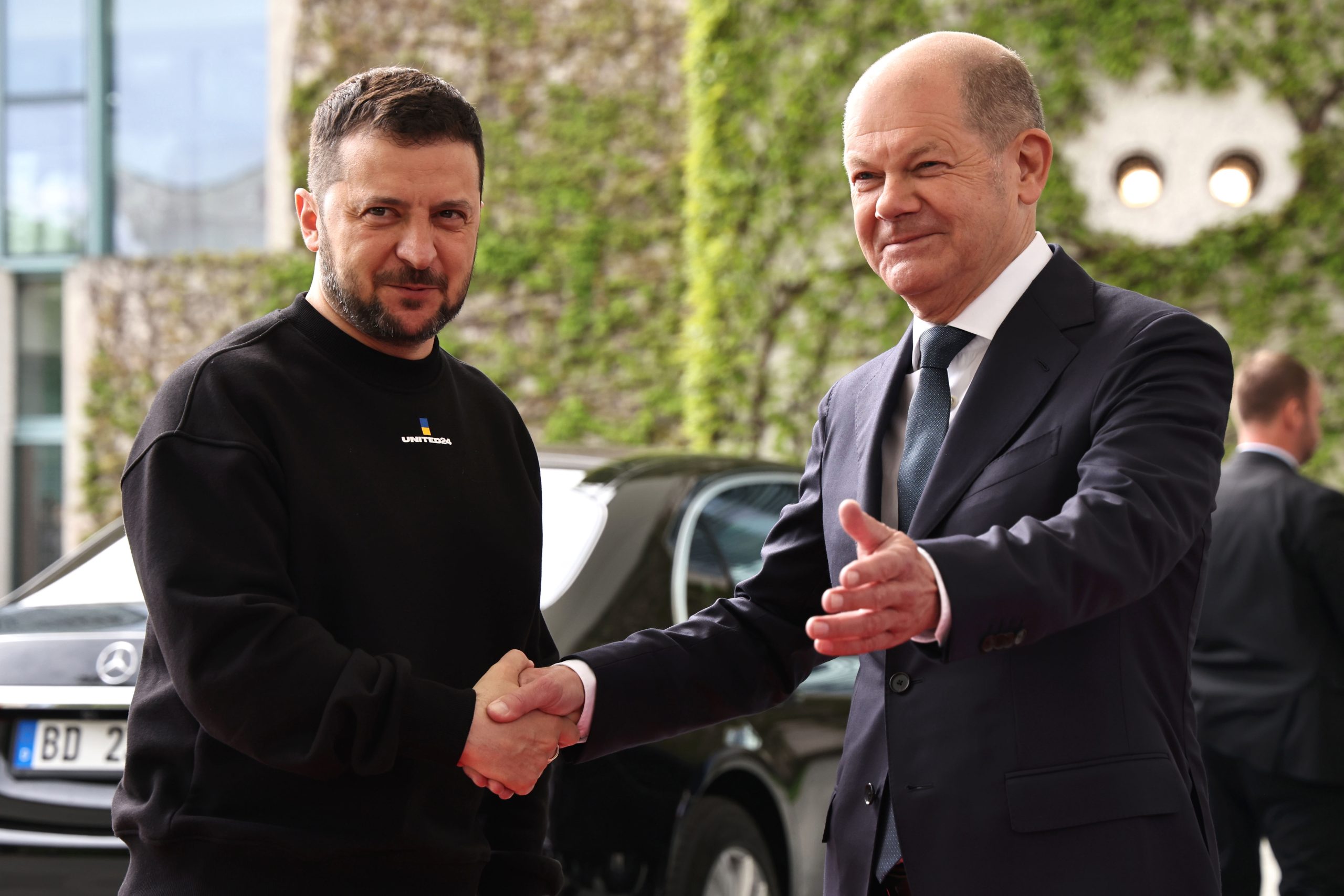 epa10626622 Ukrainian President Volodymyr Zelensky (L) is welcomed by German Chancellor Olaf Scholz (R) at the Chancellery in Berlin, Germany, 14 May 2023. It is the first time Zelensky visits Germany since the start of the Russian invasion of Ukraine in February 2022.  EPA/CLEMENS BILAN
