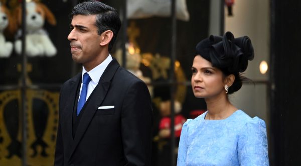 epa10611672 Britain's Prime Minister Rishi Sunak (L) and his wife Akshata Murthy arrive for the Coronation of Britain's King Charles III and Queen Camilla at Westminster Abbey in London, Britain, 06 May 2023. Coronations of British Kings and Queens have taken place at Westminster Abbey for the last 900 years. The service will be attended by around 100 heads of state from around the world.  EPA/Andy Rain