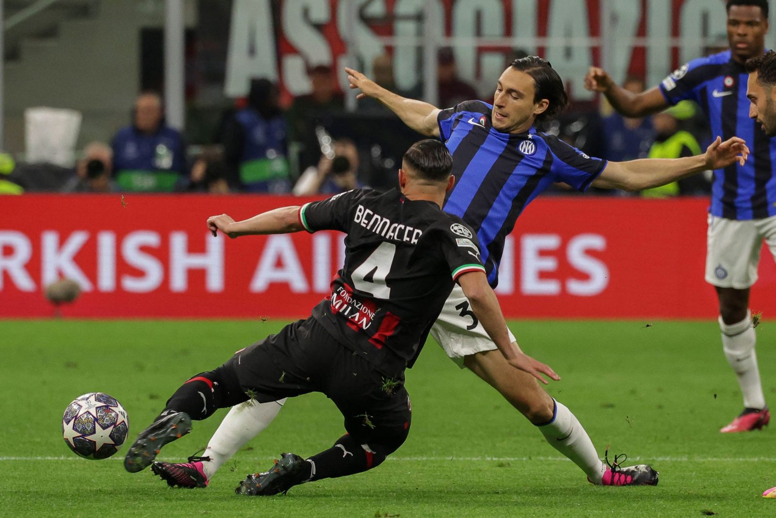 epa10619788 Inter's defender Matteo Darmian in action against AC Milan's midfielder Ismael Bennacer during the UEFA Champions League semi-final first leg soccer match between AC Milan and FC Inter, in Milan, Italy, 10 May 2023.  EPA/ROBERTO BREGANI