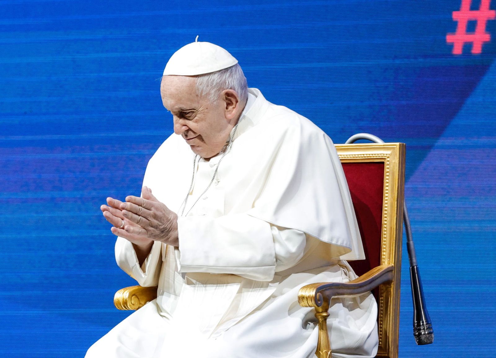 Franjo prvi papa koji je posjetio studio državne televizije: “Čovjek je posvećen novcu i opsjednutost častohlepljem”