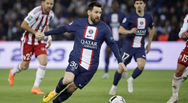 epa10626134 Paris Saint Germain's Lionel Messi in action during the French Ligue 1 soccer match between PSG and AC Ajaccio at the Parc des Princes stadium in Paris, France, 13 May 2023.  EPA/CHRISTOPHE PETIT TESSON
