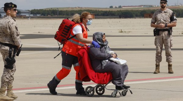 epa10638424 Syrian refugees of the second contingent of people affected by the earthquake in Turkey on 06 February 2023 arrive on a plane from Istanbul (Turkey) to Torrejon de Ardoz' military air base in Madrid province, central Spain, 19 May 2023. Spain's Ministry of Inclusion is organizing, together with the UN Refugee Agency (UNHCR) and International Organization for Migration (IOM), the resettlement of this second group of people within the framework of the National Resettlement Plan.  EPA/CHEMA MOYA