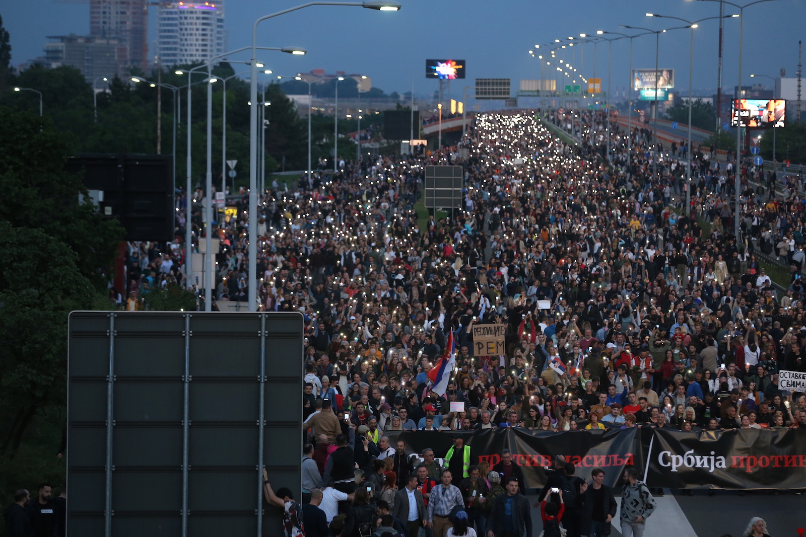 epa10639534 Protesters march on the E-75 highway during a rally against violence in Belgrade, Serbia, 19 May 2023. Opposition political parties have called on a peaceful protest against violence in Serbian society following two mass shootings.  EPA/ANDREJ CUKIC