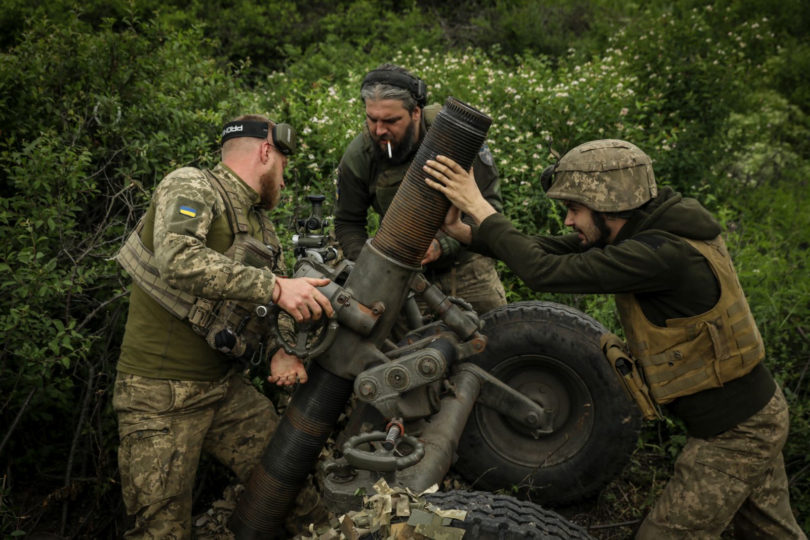 epa10648091 Members of the 10th Separate Mountain Assault Brigade 'Edelweiss', a unit of the Ukrainian Ground Forces, prepare their mortar before firing at an undisclosed location in the Bakhmut direction, Donetsk region, eastern Ukraine, 23 May 2023, amid the Russian invasion. The frontline city of Bakhmut, a key target for Russian forces, has seen heavy fighting for months. Russian troops on 24 February 2022, entered Ukrainian territory, starting a conflict that has provoked destruction and a humanitarian crisis.  EPA/OLEG PETRASYUK