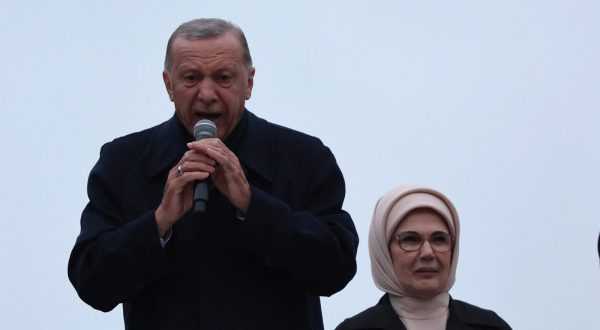 epaselect epa10660925 Turkish President Recep Tayyip Erdogan (L) addresses supporters next to his wife Emine (R) outside their house following the second round of presidential elections, in Istanbul, Turkey, 28 May 2023. The second round of presidential elections between Turkish President Recep Tayyip Erdogan and his challenger Kemal Kilicdaroglu, the leader of the opposition Republican People's Party (CHP), was held on 28 May.  EPA/TOLGA BOZOGLU