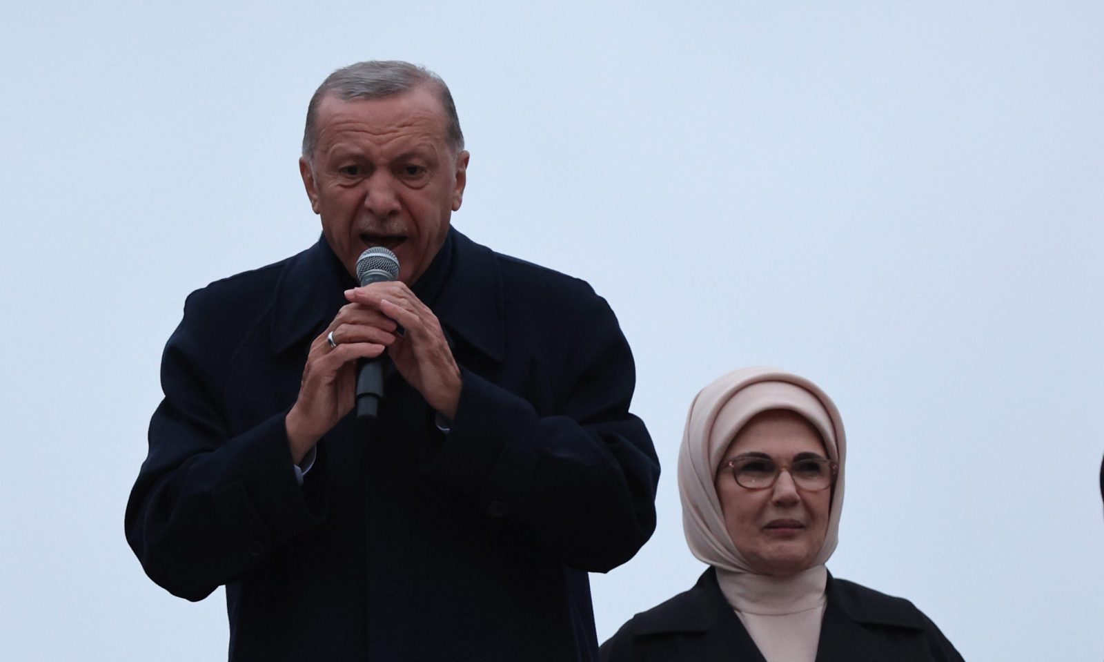 epaselect epa10660925 Turkish President Recep Tayyip Erdogan (L) addresses supporters next to his wife Emine (R) outside their house following the second round of presidential elections, in Istanbul, Turkey, 28 May 2023. The second round of presidential elections between Turkish President Recep Tayyip Erdogan and his challenger Kemal Kilicdaroglu, the leader of the opposition Republican People's Party (CHP), was held on 28 May.  EPA/TOLGA BOZOGLU