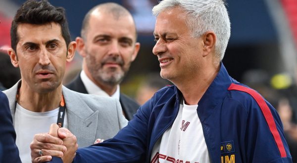 epa10663629 Head coach Jose Mourinho of AS Roma winks during a training session in Budapest, Hungary, 30 May 2023. AS Roma will face Sevilla FC in the UEFA Europa League final in Budapest on 31 May 2023.  EPA/ANNA SZILAGYI