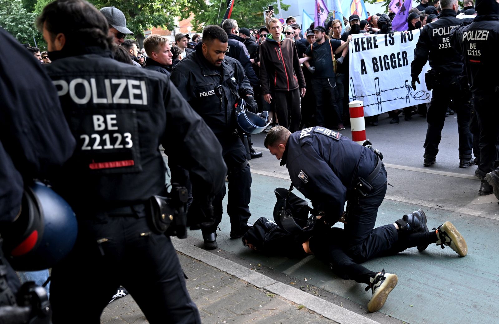 epa10665338 Police arrest a participant of a left wing protest held in solidarity with Lina E. in Berlin, Germany, 31 May 2023. A court in Dresden has sentenced a 28-year-old woman knows as Lina E. to five years and three months in prison for taking part in a series of attacks on neo-Nazis and other right-wing extremists over a period of two years.  EPA/FILIP SINGER