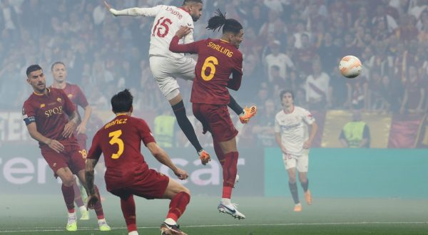 epa10665578 Youssef En-Nesyri (C-L) of Sevilla and Chris Smalling (C-R) of Roma in action during the UEFA Europa League final between Seviila FC and AS Roma, in Budapest, Hungary, 31 May 2023.  EPA/ANNA SZILAGYI