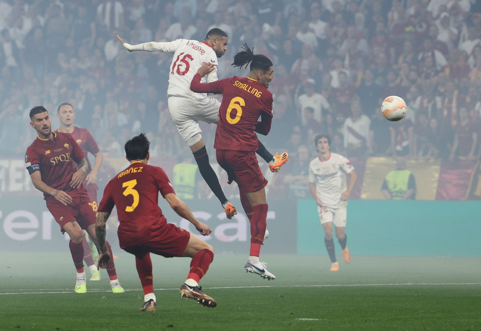 epa10665578 Youssef En-Nesyri (C-L) of Sevilla and Chris Smalling (C-R) of Roma in action during the UEFA Europa League final between Seviila FC and AS Roma, in Budapest, Hungary, 31 May 2023.  EPA/ANNA SZILAGYI