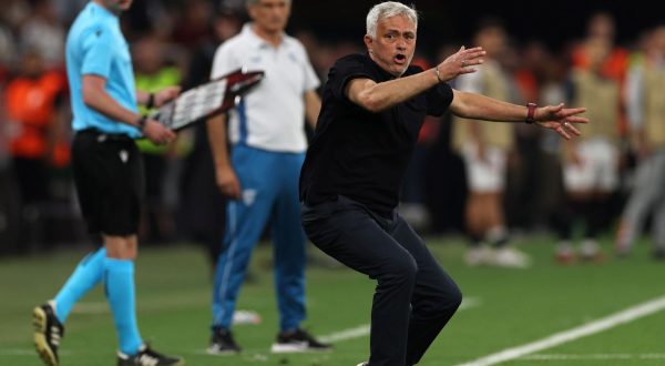 epa10665742 Roma head coach Jose Mourinho reacts during the UEFA Europa League final between Seviila FC and AS Roma, in Budapest, Hungary, 31 May 2023.  EPA/ANNA SZILAGYI
