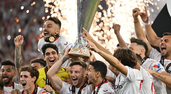 epa10665979 Sevilla's team captain Ivan Rakitic (C) lifts the trophy after winning the UEFA Europa League final between Sevilla FC and AS Roma in Puskas Arena in Budapest, Hungary, 01 June 2023. Sevilla won the final with 4-1 on penalties.  EPA/Tibor Illyes HUNGARY OUT
